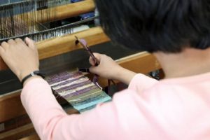 さき織作業中