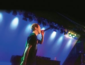 マイクをもち、ライブ中の72(ナツ)。