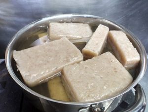ステンレスのボウルにたくさん入った手作りこんにゃく