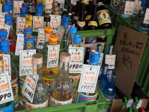 沖縄タウンのお店にあった酒屋さん。泡盛が並ぶ