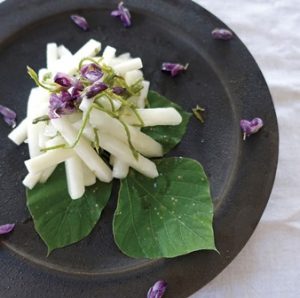 料理写真。黒い皿に盛られた「山芋と梨と葛のセンチェ」